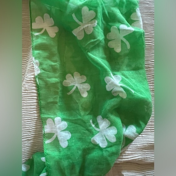 St. Patrick’s Day  Green with‎ white clovers infinity scarf - Picture 2 of 2